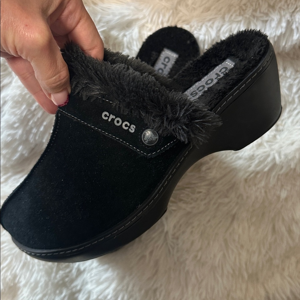 Like NEW!! CROCS Women's Black Suede Fur Mules - Picture 4 of 6
